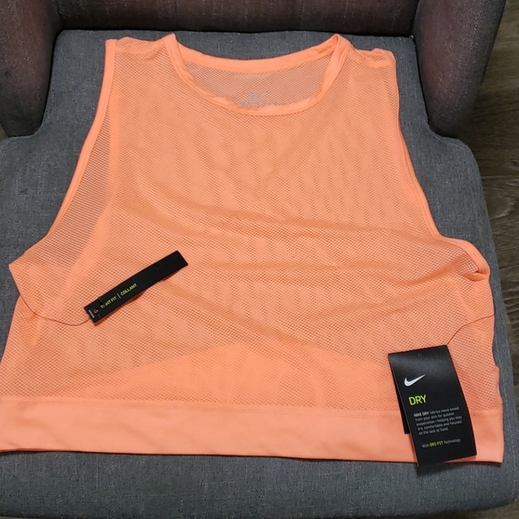 Nike Tops - Nike Tight Fit Coolant Crop Top